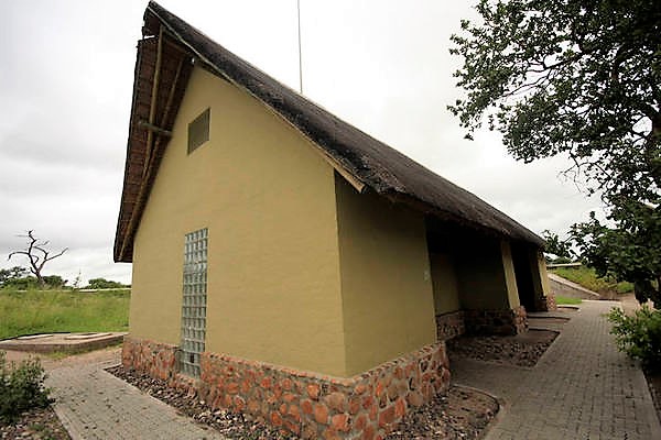 outside savuti ablution block_1.JPG